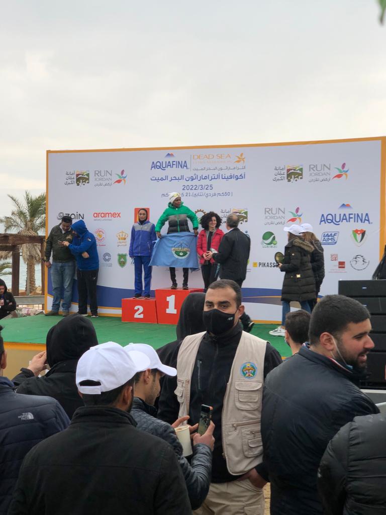 طالبة من جامعة الزرقاء تفوز بالمركز الاول في سباق اكوافينا التراماراثون البحر الميت