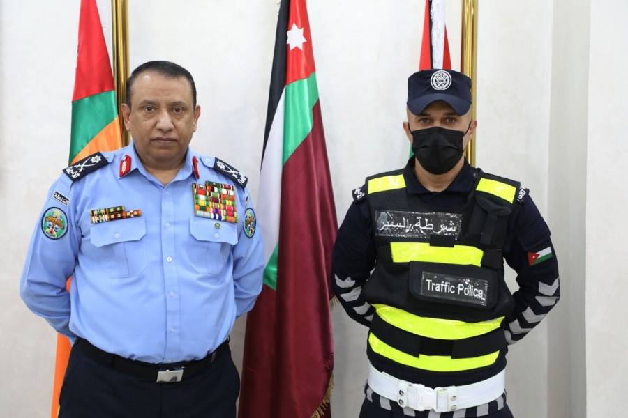 مدير الأمن العام يكرم رقيب سير أنقذ حياة طفلة وسط البلد