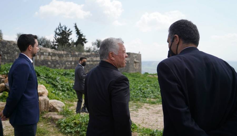 الملك يزور الموقع الأثري في أم قيس