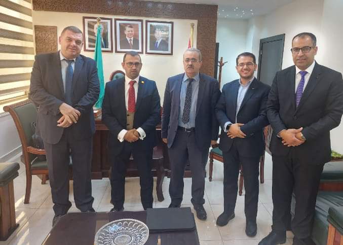 بحث التعاون بين جامعة آل البيت و كيو أس