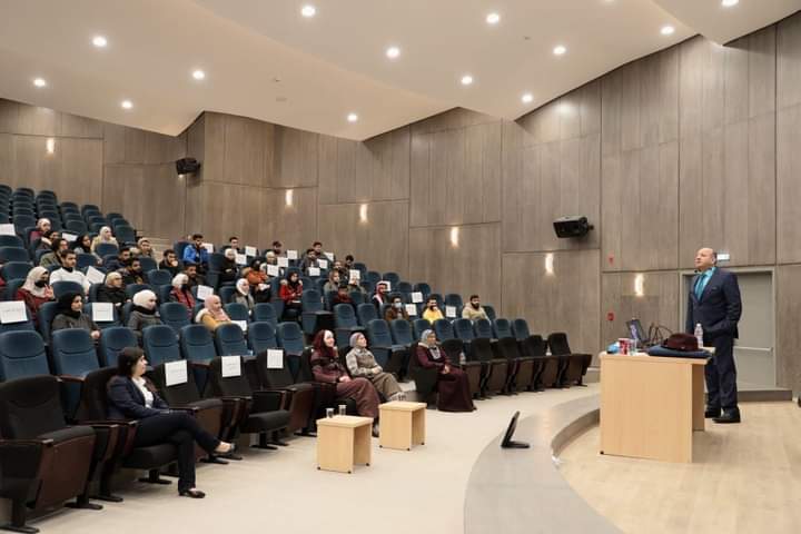 كلية العلوم الصيدلانية في الجامعة الهاشمية تعقد ندوة تفاعلية لطلبة الكلية بعنوان مقاومة المضادات الحيوية ودور الصيدلاني في مواجهتها