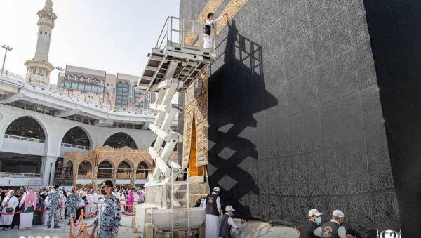 صيانة كسوة الكعبة المشرفة استعداداً لشهر رمضان