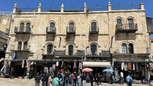 مجلس الأوقاف في القدس يستنكر اقتحام مجموعة من المستوطنين فندق البتراء