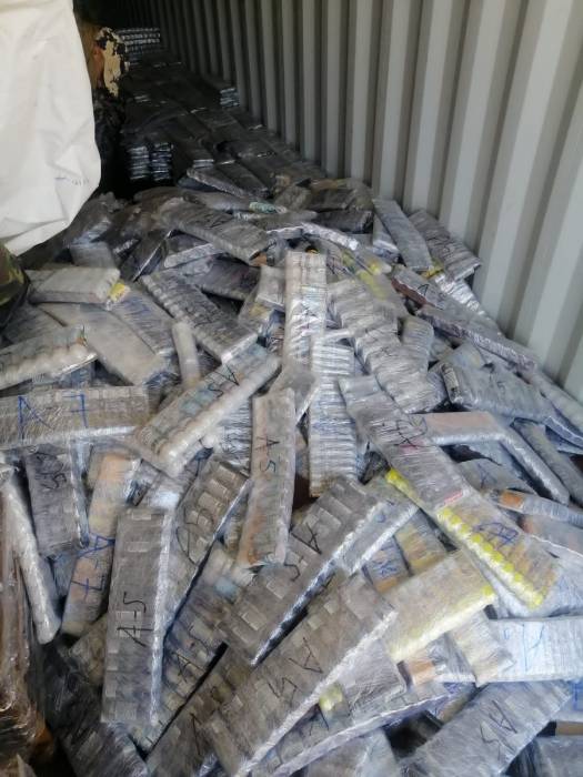 الجمارك تحبط تهريب نكهات (الجوس) وسجائر إلكترونية.