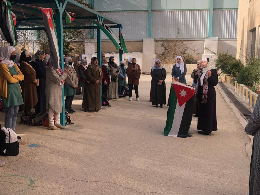 قبيلات تشارك بنات الكرك الثانوية الطابور الصباحي