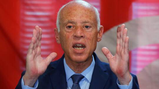 الرئيس التونسي يحل البرلمان