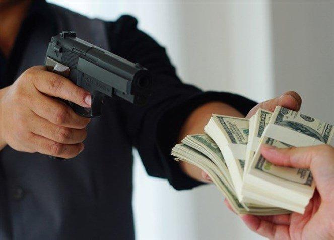 ضبط شخصين سلبا عامل توصيل طلبات باربد