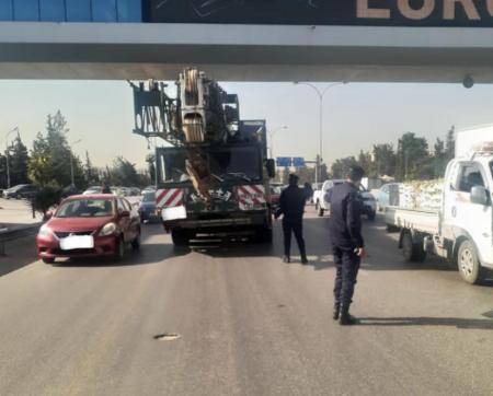 تعطل مركبة شحن على طريق المطار