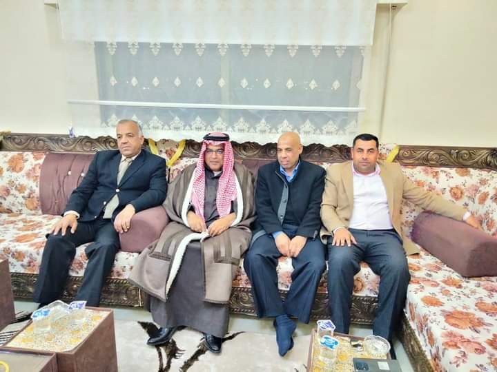 رئيس وأعضاء جمعيه المتقاعدين العسكريين للواء الموقر في زيارة لرئيس البلديه الموقر .