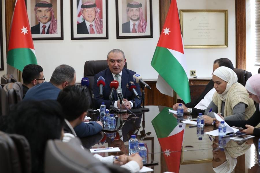 التخطيط: 1.8 مليار دولار منح وقروض لتنفيذ مشروع الناقل الوطني