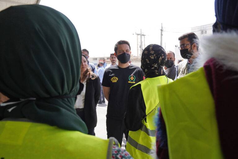 ولي العهد يطلع على سير عمل اليوم الطبي المجاني في معان