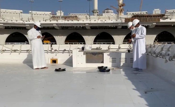 شاهد كيف يتم تنظيف سطح الكعبة بأحدث المعدات التقنية الذكية