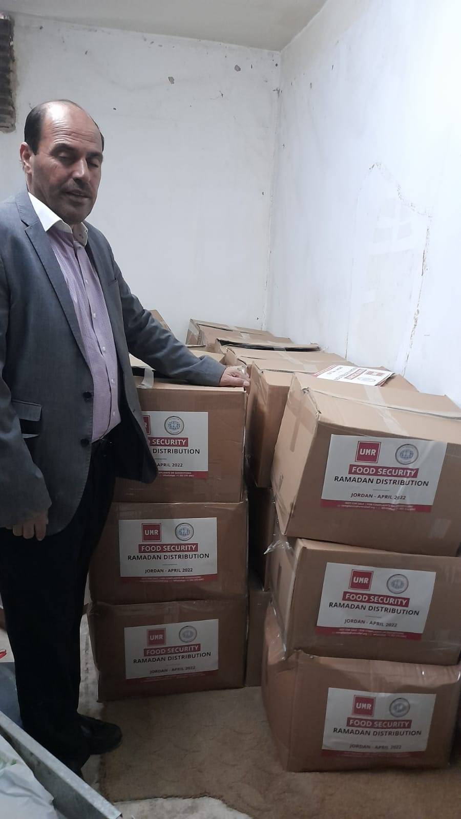 جمعية نور السما الخيرية وبدعم من جمعية الهمة والوحدة للاغاثة الدولية توزع طروداً تموينية على الاسر المحتاجة في مادبا