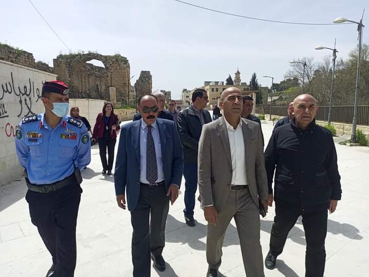 محافظ جرش ورئيس البلدية ومساعد مديرشرطة جرش  في جولة في الساحة الهاشمية