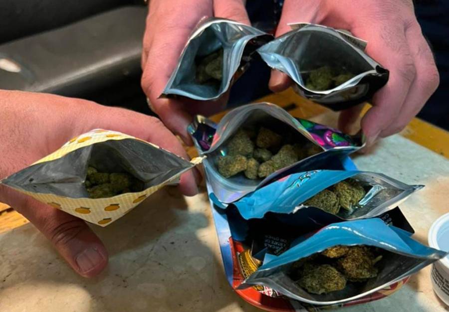 أمريكي يحاول تهريب المخدرات بالحلوى في مطار القاهرة