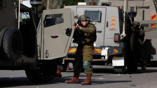 قوات الاحتلال الإسرائيلي تعتقل جنوب جنين شابا بعد إطلاق النار عليه وإصابته