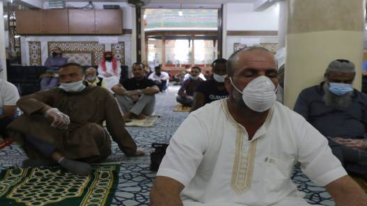 وزارة الأوقاف تراقب التزام المصلين بارتداء الكمامة داخل المساجد