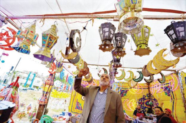 زينــة رمضـــان .. تنثر الفرح في ليالي الشهر الفضيل