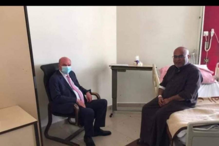 فيصل الفايز يعود رئيس بلدية الموقر عوض الجبور للاطمئنان على صحته في المدينة الطبية