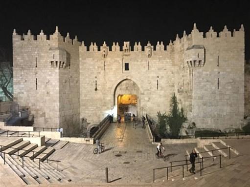 وزير الخارجية الإسرائيلي يقتحم باب العامود بالقدس