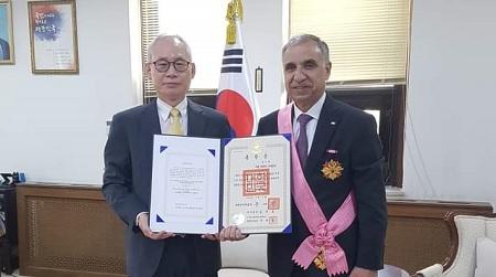 الرئيس الكوري ينعم على السفير العضايلة بوسام الخدمة