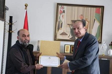 العدينات يكرم موظفا مثاليا ببلدية الطفيلة