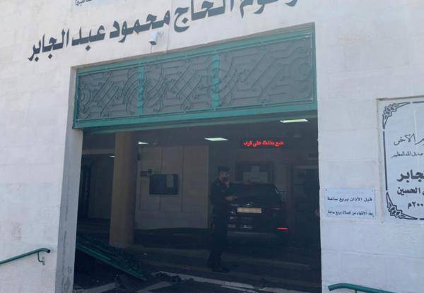 إصابة مصل باقتحام مركبة لمسجد في عمان