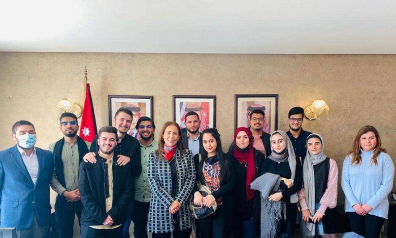 غنيمات تلتقي طلبة أردنيين يدرسون بالرباط والدار البيضاء