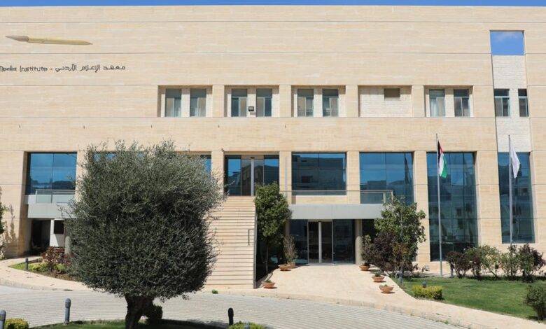 50 منحة دراسية في معهد الإعلام