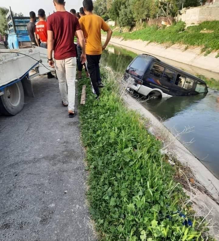 انتشال باص سقط في قناة الملك عبدالله