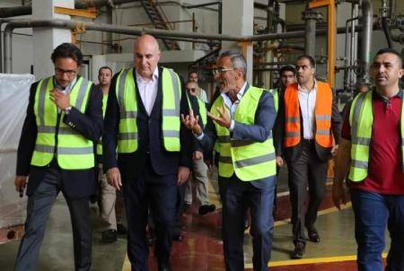 رجل الأعمال غسان نقل يتبرع بـ30 ألف طرد غذائي لجمعيات خيرية