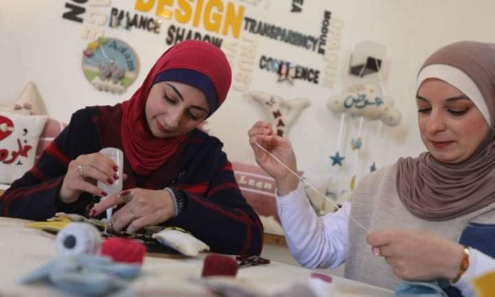 غزة: مهندستان تستغلان موهبتهما الفنية في صناعة زينة رمضان