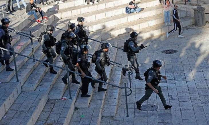 قوات الاحتلال تعتدي على الفلسطينيين في باب العمود