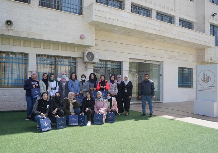 فريق من عمان العربية يزور مدرسة الأوائل الدولية