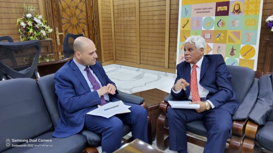 بلدية السلط و مركز تطوير الأعمال يبحثان استكمال مشروع تشغيل الشباب في ساحة العين ...صور