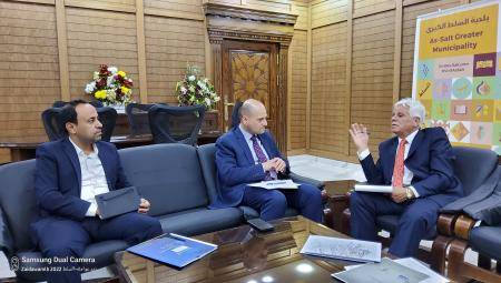 بلدية السلط تبحث استكمال مشروع تشغيل الشباب في ساحة العين