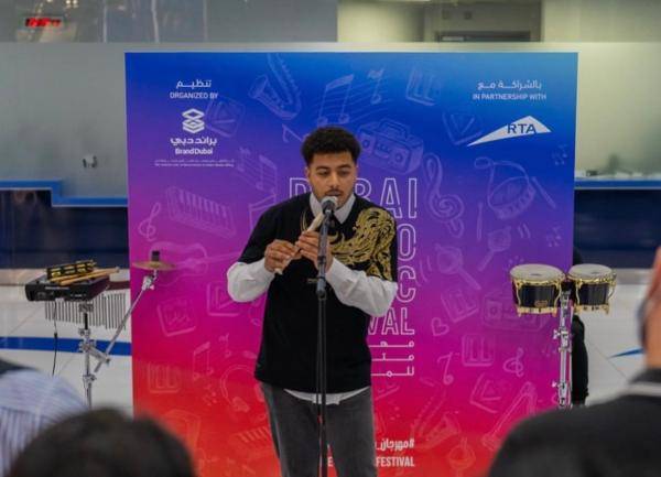 طالب من جامعة الزيتونة الأردنية يشارك في مهرجان دبي الموسيقي
