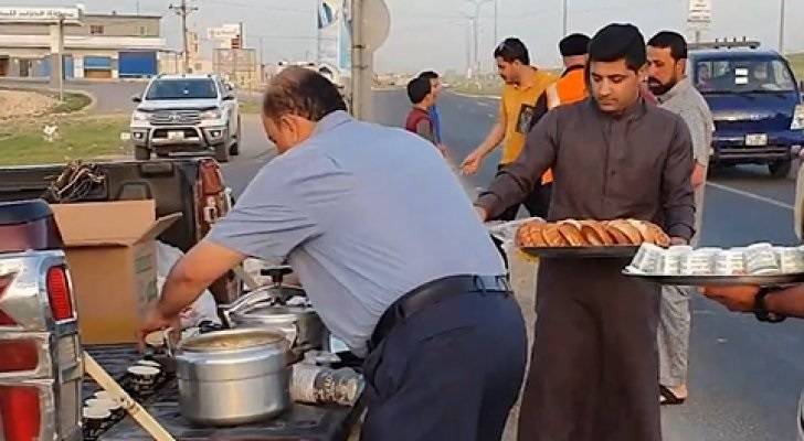 سبيل بلدة الحمرا بني خالد يقدم الإفطار للعابرين بين المفرق واربد