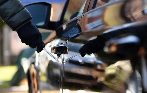 الغيرة تدفع رجلا إلى خدش 260 سيارة فارهة