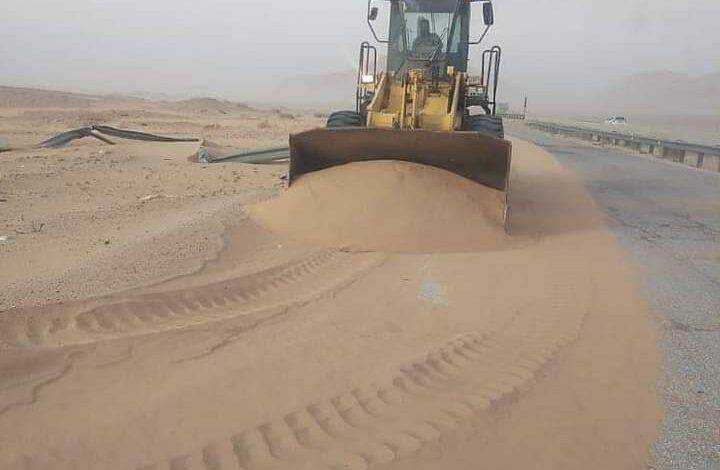 الرمال المتحركة تجتاح مواقع متعددة على الطريق الصحراوي