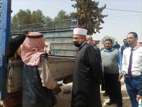 وزير الأوقاف يسلم وحدة سكنية ومساعدات عينية لأسر في المفرق