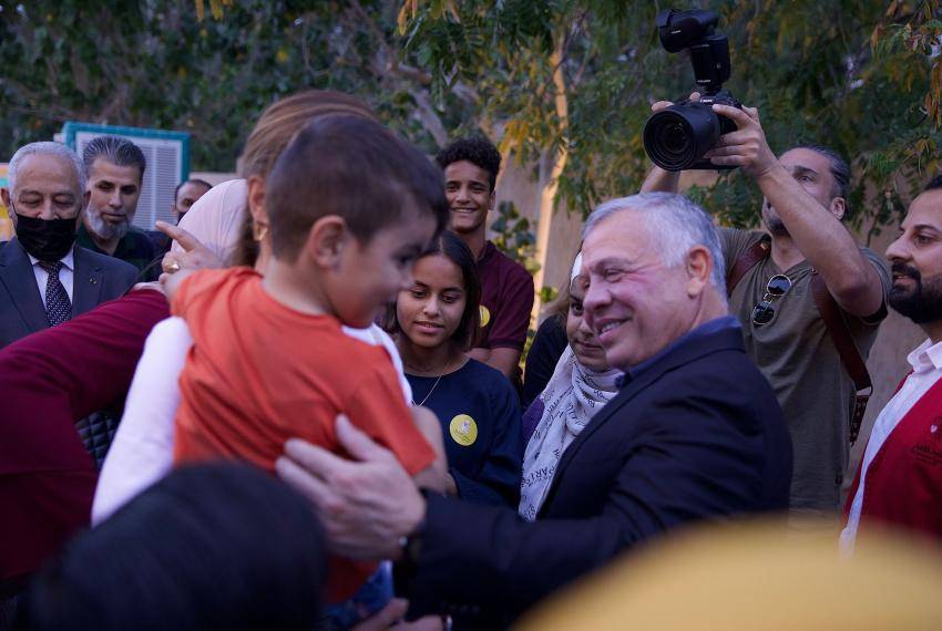 الملك يستضيف أيتاما على افطار في العقبة صور