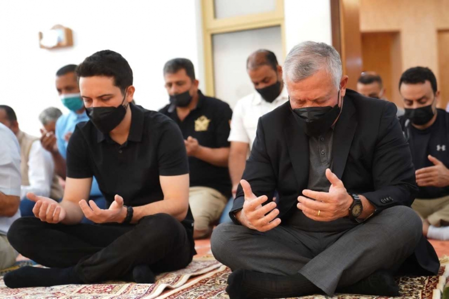 King, Crown Prince perform Ramadan’s first Friday prayer in Aqaba