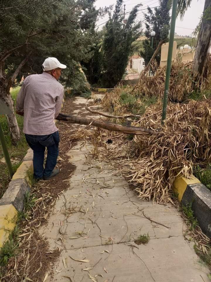 بلدية الفحيص: تنظيف وتأهيل الحدائق لاستقبال الزائرين