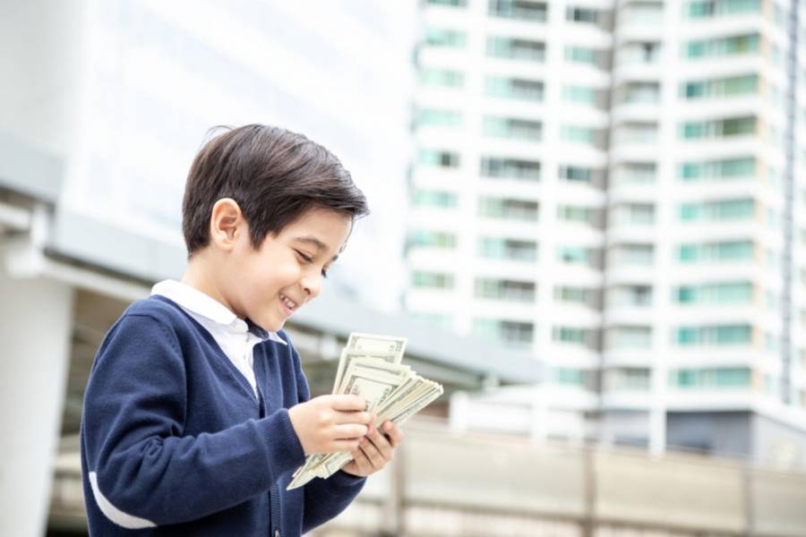 مصدر حكومي يوضح حقيقة صرف 56 دينار لكل طفل