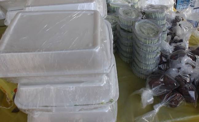 متطوعون يقدمون وجبات الإفطار من خلال تكية الكرامة