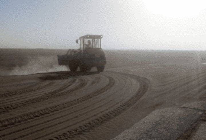 الأشغال تتعامل مع تجمع للرمال بمعان