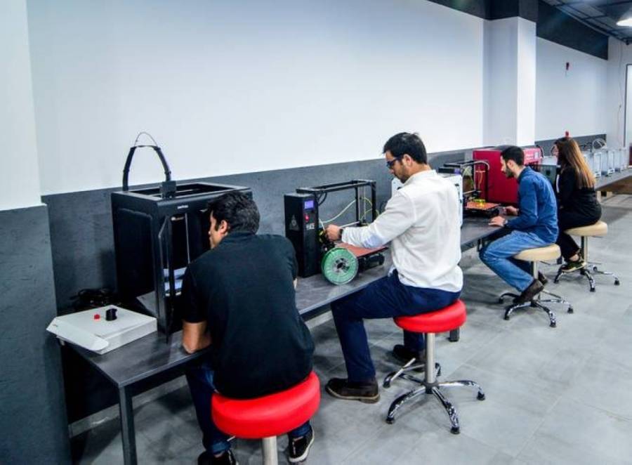 مصنع الأفكار: مساندة الرياديين بتحويل مشاريعهم من فكرة الى منتج ملموس