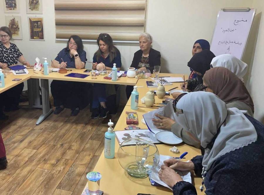 مأدبا: ورشة متكاملة عن الرسم على الزجاج والفخار