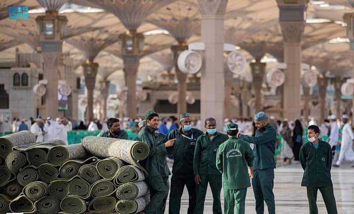 25 ألف سجادة بجودة عالية تغطي ساحات المسجد النبوي